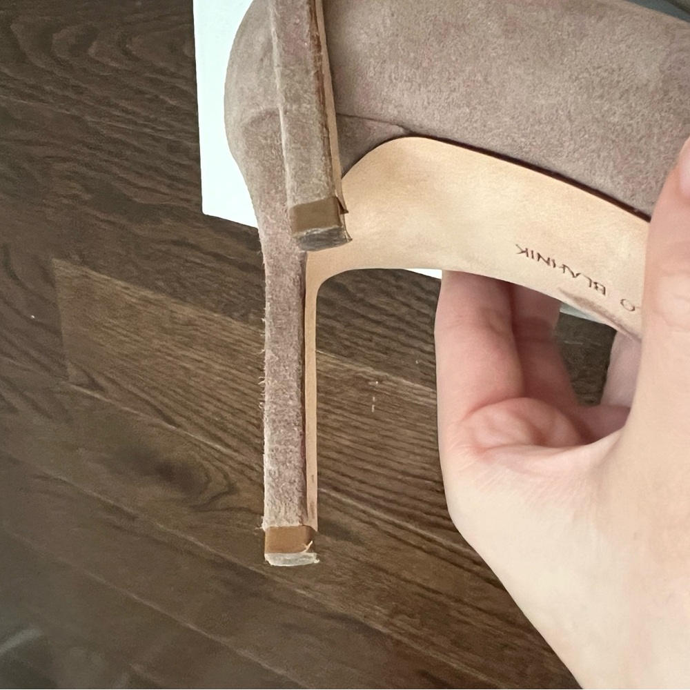 Manolo Blahnik BB90 Beige Suede Pointed Toe Pumps Taupe - Picture 5 of 7